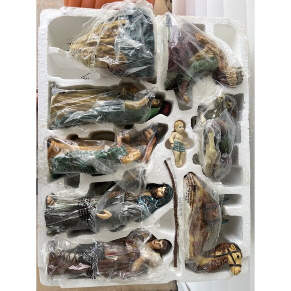 Vintage Grandeur Noel 9-Pc Collectible Porcelain Nativity Set With Original Box - Picture 3 of 3